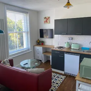 Hub 2 Apartment