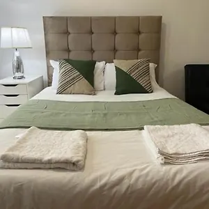 Ensuite With Kitchen Ext Large With Balcony In Zone 2 Apartment