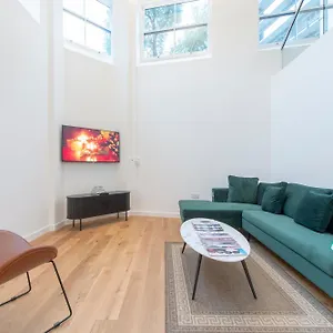 Exquisite 3br Duplex Period Conversion, Air-con & Amenities Apartment