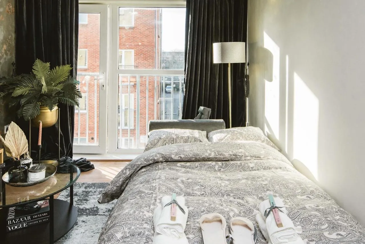 Canary Wharf 2-Bed Luxury Haven London Apartment
