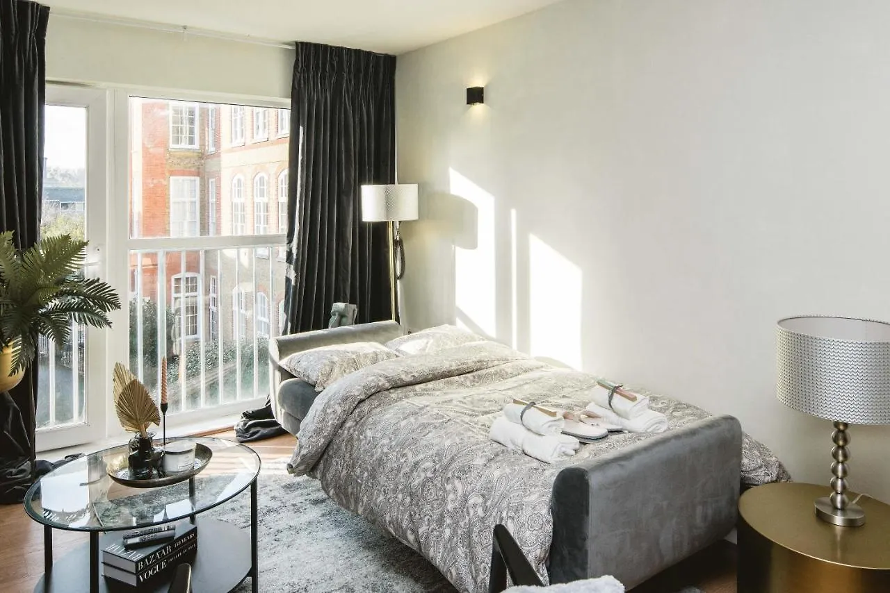 Canary Wharf 2-Bed Luxury Haven London