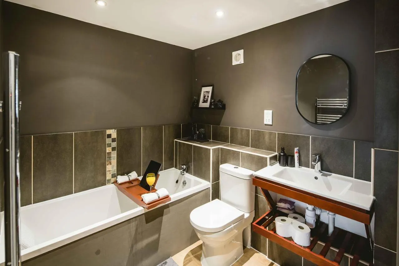 Canary Wharf 2-Bed Luxury Haven London Apartment
