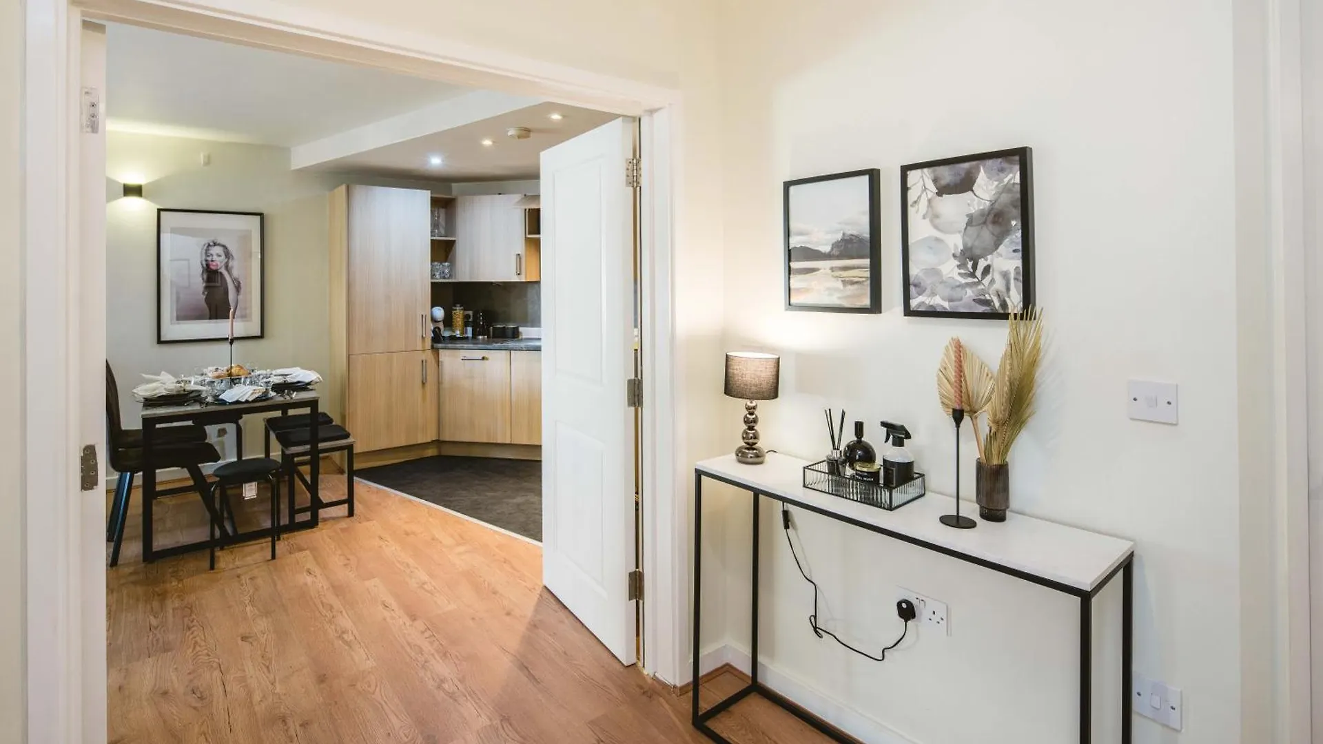 Canary Wharf 2-Bed Luxury Haven London Apartment